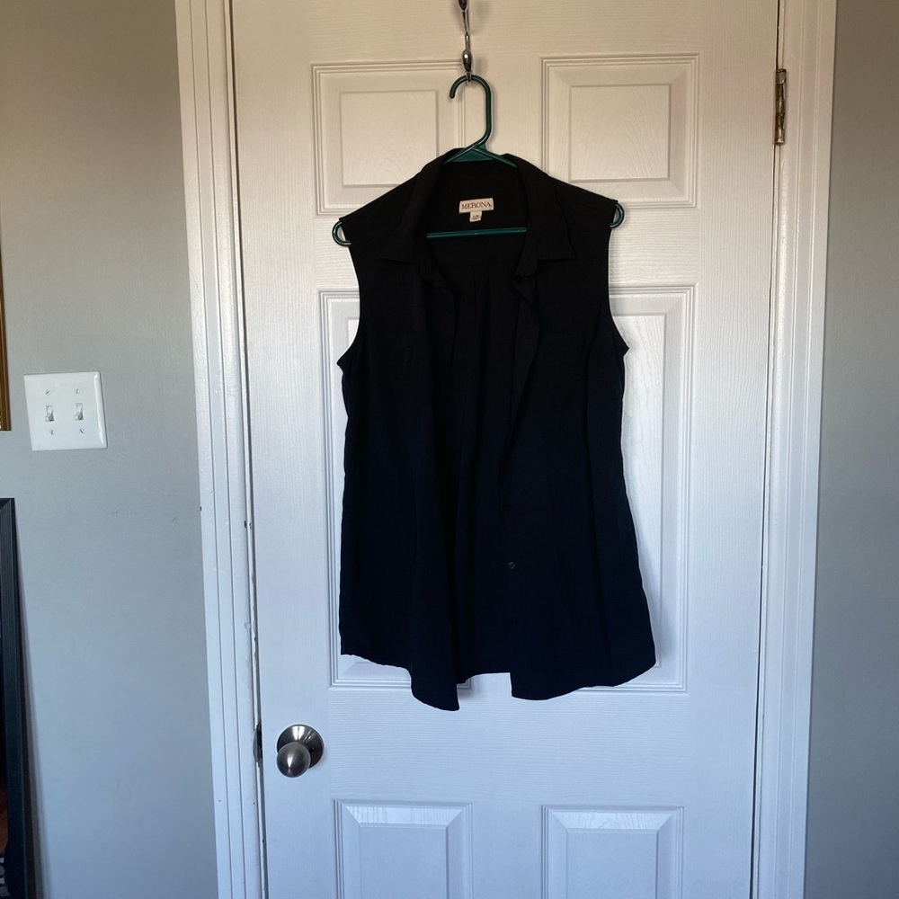 Merona Sleeveless Black Top
Size large